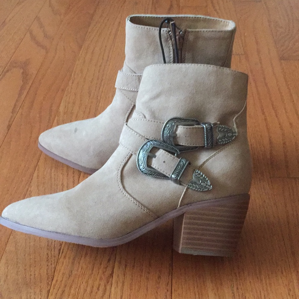 New women’s booties size 6 buckle NWT